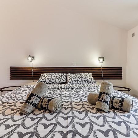 Sunshine Apartments Funtana With Balcony And Sea View Exteriör bild