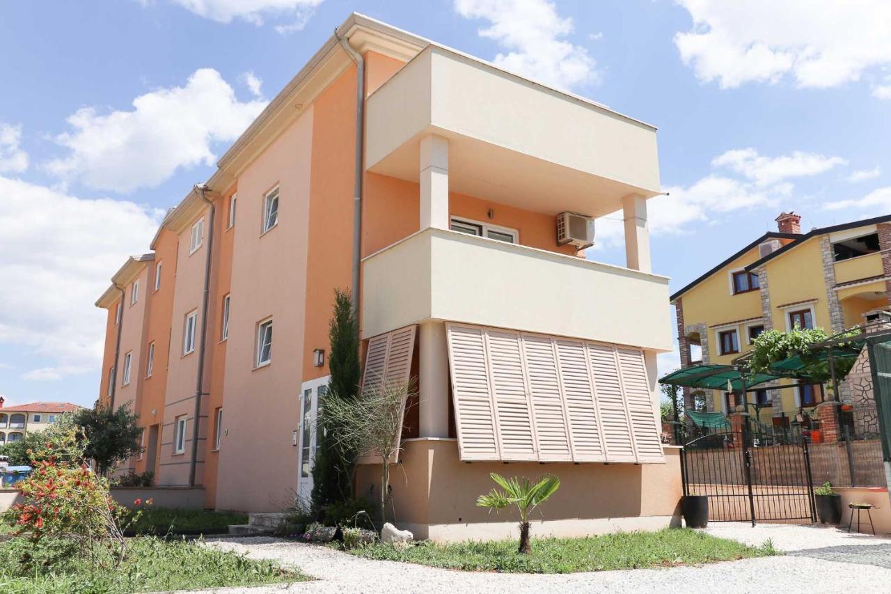 Sunshine Apartments Funtana With Balcony And Sea View Exteriör bild