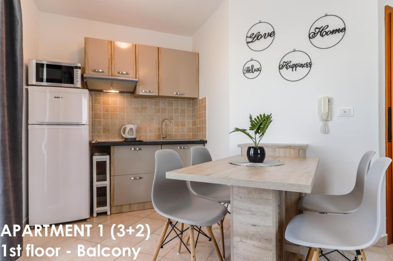 Sunshine Apartments Funtana With Balcony And Sea View Exteriör bild