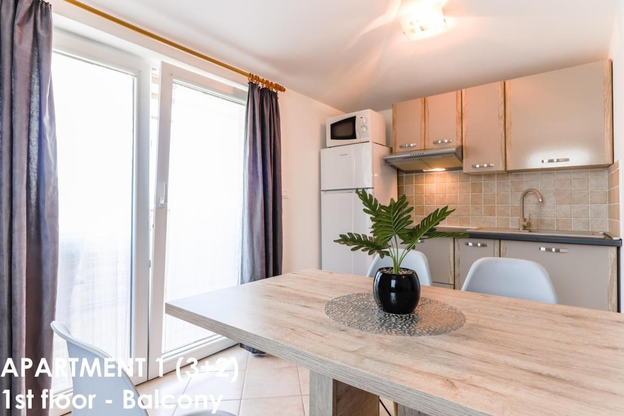 Sunshine Apartments Funtana With Balcony And Sea View Exteriör bild