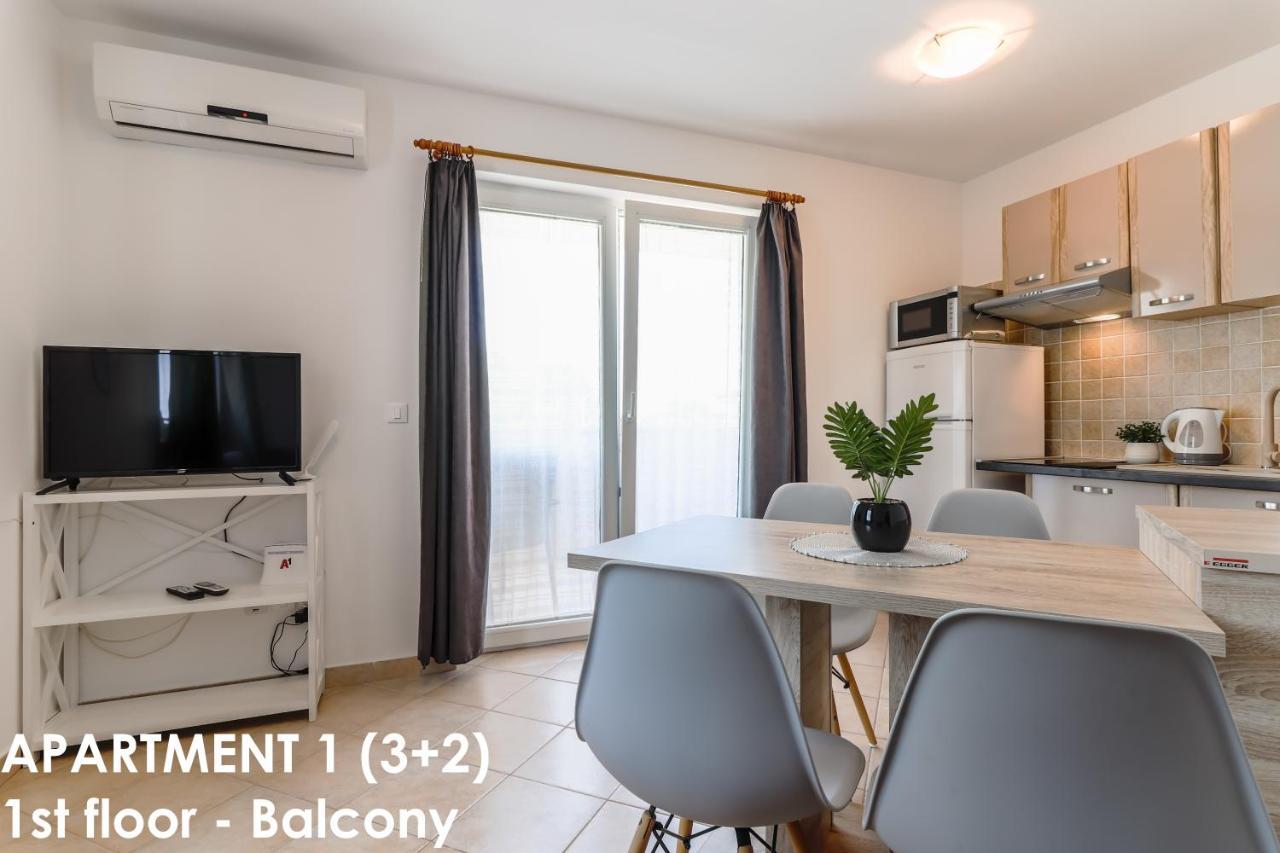 Sunshine Apartments Funtana With Balcony And Sea View Exteriör bild