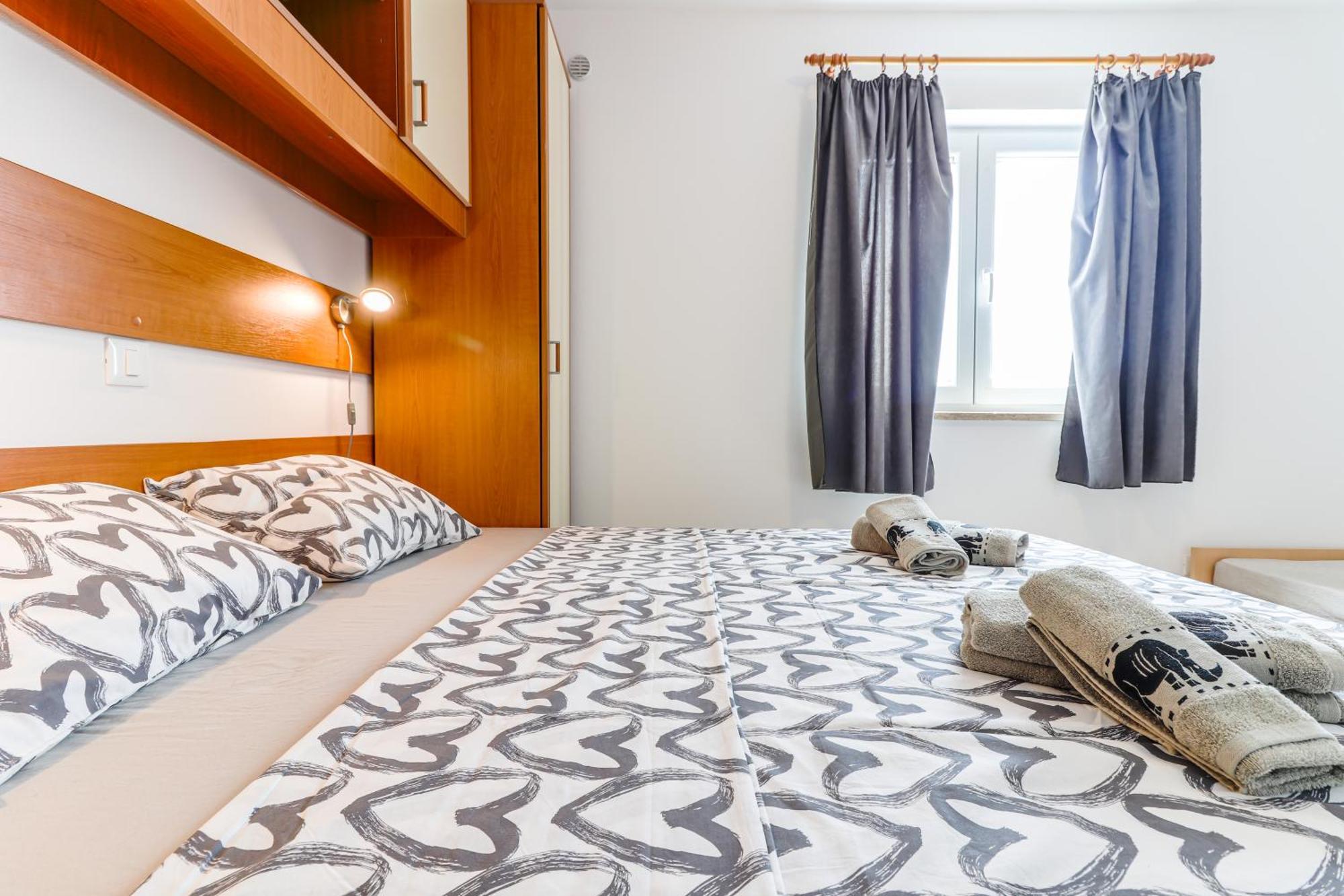 Sunshine Apartments Funtana With Balcony And Sea View Exteriör bild